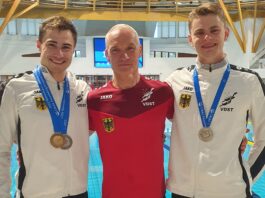 Was f&uuml;r ein Erfolgstrio: Max Poschart (l.), Trainer Lutz Riemann und Justus M&ouml;rstedt fuhren bei der Finswimming-EM noch einmal jede Menge Edelmetall ein