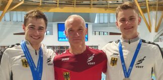 Was für ein Erfolgstrio: Max Poschart (l.), Trainer Lutz Riemann und Justus Mörstedt fuhren bei der Finswimming-EM noch einmal jede Menge Edelmetall ein