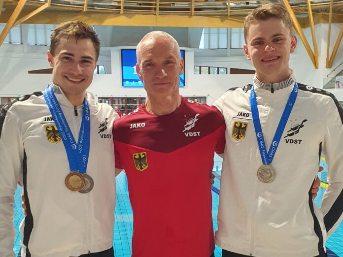 SC_DHfK-Erfolgstrio_Max_Poschart_-_Lutz_Riemann_-_Justus_M__rstedt_Quelle... Was für ein Erfolgstrio: Max Poschart (l.), Trainer Lutz Riemann und Justus Mörstedt fuhren bei der Finswimming-EM noch einmal jede Menge Edelmetall ein