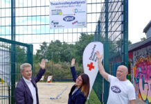 DRK-Vorstandsvorsitzender Jens Stiller (l.), Patricia Groth, Bürgermeisterin der Stadt Delitzsch, und Jugendhausleiter Olaf Quinque übergeben den neuen Platz offiziell seiner Bestimmung.