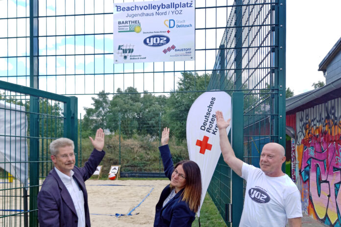 SV3_2023_07_28_YOZBeach DRK-Vorstandsvorsitzender Jens Stiller (l.), Patricia Groth, Bürgermeisterin der Stadt Delitzsch, und Jugendhausleiter Olaf Quinque übergeben den neuen Platz offiziell seiner Bestimmung.