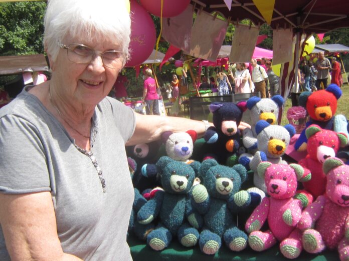 Die B&auml;ren sind immer ein echter Verkaufsschlager: Auch zum 20. B&auml;renherz-Jubil&auml;um gingen die 21 Stricktiere im Nu weg
