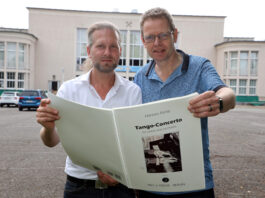 Hannes Pohlit und Robbert van Steijn (LSO) vor dem Kulturhaus B&ouml;hlen