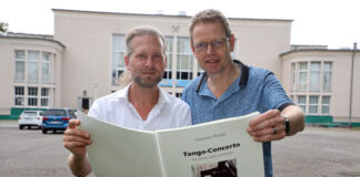 Hannes Pohlit und Robbert van Steijn (LSO) vor dem Kulturhaus Böhlen