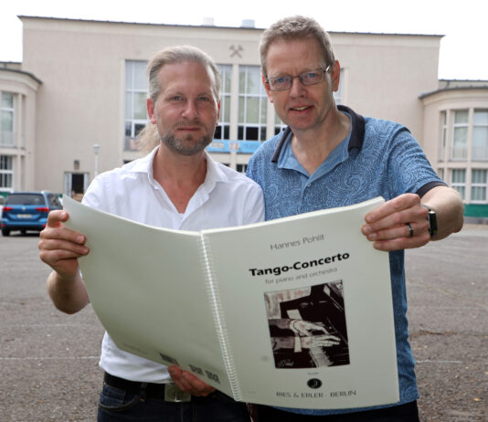 Hannes Pohlit und Robbert van Steijn (LSO) vor dem Kulturhaus B&ouml;hlen