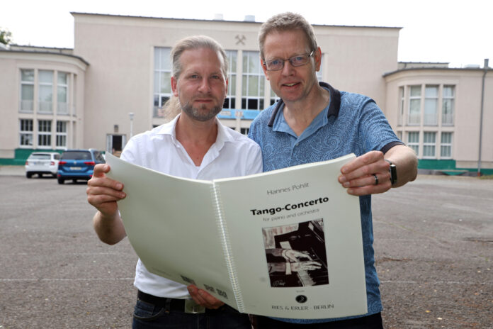 Hannes Pohlit und Robbert van Steijn (LSO) vor dem Kulturhaus B&ouml;hlen