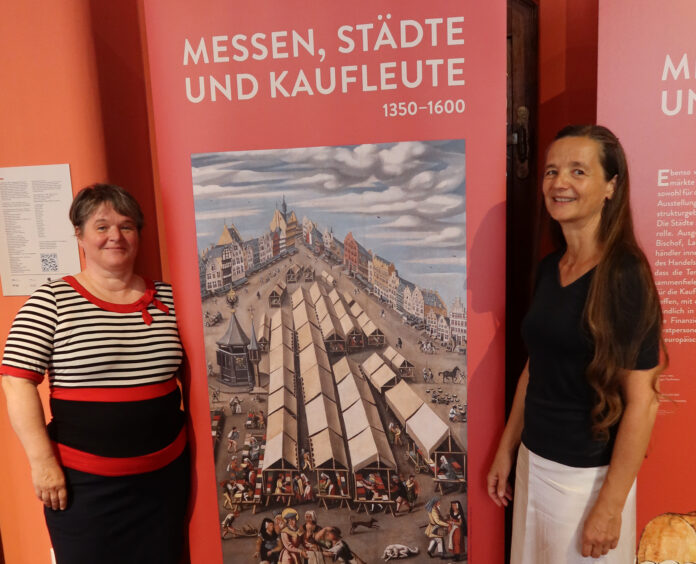 Messe-Ausstellung__Dr._Maike_G__nther_und_Prof_._Dr_._Susanne_Rau_ Dr. Maike Günther (Stadtgeschichtliches Museum Leipzig, l.) und Prof. Dr. Susanne Rau (Universität Erfurt) stellten die neue Ausstellung im Alten Rathaus vor.