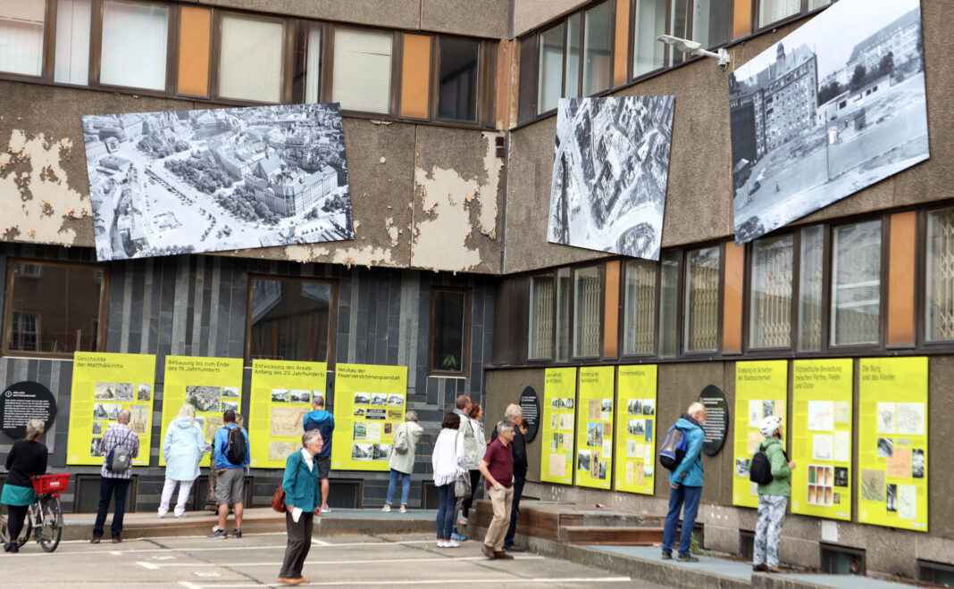 Besucher bei der Führung im Matthäikirchhof .