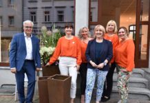 So sehen die Pflanzkübel aus, die bald vor vielen Geschäften in der Bornaer Innenstadt stehen werden. Dafür engagieren sich die Kleinstadtladys Kathleen Czinkewitz, Anne Teichmann, Sandra Grodzsinski-Weise und Susann Liebig sowie Manuela Fischer vom Gewerbeverein und Oberbürgermeister Oliver Urban.