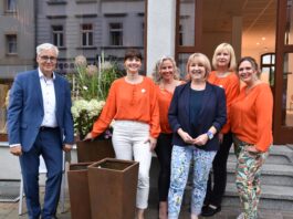 So sehen die Pflanzk&uuml;bel aus, die bald vor vielen Gesch&auml;ften in der Bornaer Innenstadt stehen werden. Daf&uuml;r engagieren sich die Kleinstadtladys Kathleen Czinkewitz, Anne Teichmann, Sandra Grodzsinski-Weise und Susann Liebig sowie Manuela Fischer vom Gewerbeverein und Oberb&uuml;rgermeister Oliver Urban.