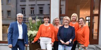So sehen die Pflanzkübel aus, die bald vor vielen Geschäften in der Bornaer Innenstadt stehen werden. Dafür engagieren sich die Kleinstadtladys Kathleen Czinkewitz, Anne Teichmann, Sandra Grodzsinski-Weise und Susann Liebig sowie Manuela Fischer vom Gewerbeverein und Oberbürgermeister Oliver Urban.