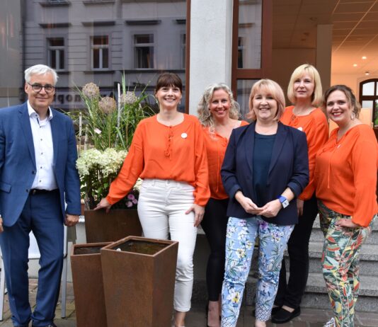 So sehen die Pflanzk&uuml;bel aus, die bald vor vielen Gesch&auml;ften in der Bornaer Innenstadt stehen werden. Daf&uuml;r engagieren sich die Kleinstadtladys Kathleen Czinkewitz, Anne Teichmann, Sandra Grodzsinski-Weise und Susann Liebig sowie Manuela Fischer vom Gewerbeverein und Oberb&uuml;rgermeister Oliver Urban.