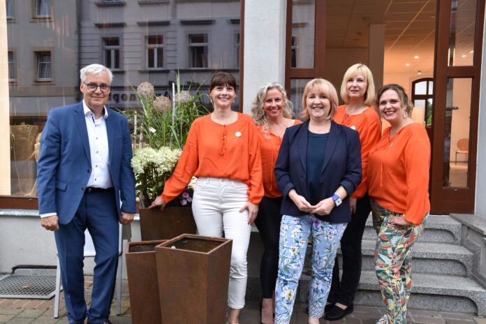 So sehen die Pflanzk&uuml;bel aus, die bald vor vielen Gesch&auml;ften in der Bornaer Innenstadt stehen werden. Daf&uuml;r engagieren sich die Kleinstadtladys Kathleen Czinkewitz, Anne Teichmann, Sandra Grodzsinski-Weise und Susann Liebig sowie Manuela Fischer vom Gewerbeverein und Oberb&uuml;rgermeister Oliver Urban.