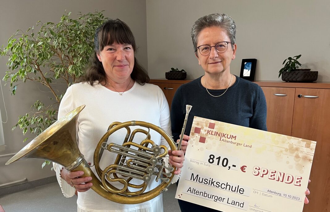 Gabriele Herrmann (li.), freut sich über den Scheck von Dr. Gundula Werner (re.), mit dessen Hilfe in der Musikschule mehr Instrumente erhalten werden können.