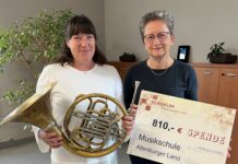 Gabriele Herrmann (li.), freut sich über den Scheck von Dr. Gundula Werner (re.), mit dessen Hilfe in der Musikschule mehr Instrumente erhalten werden können.