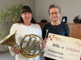 Gabriele Herrmann (li.), freut sich &uuml;ber den Scheck von Dr. Gundula Werner (re.), mit dessen Hilfe in der Musikschule mehr Instrumente erhalten werden k&ouml;nnen.