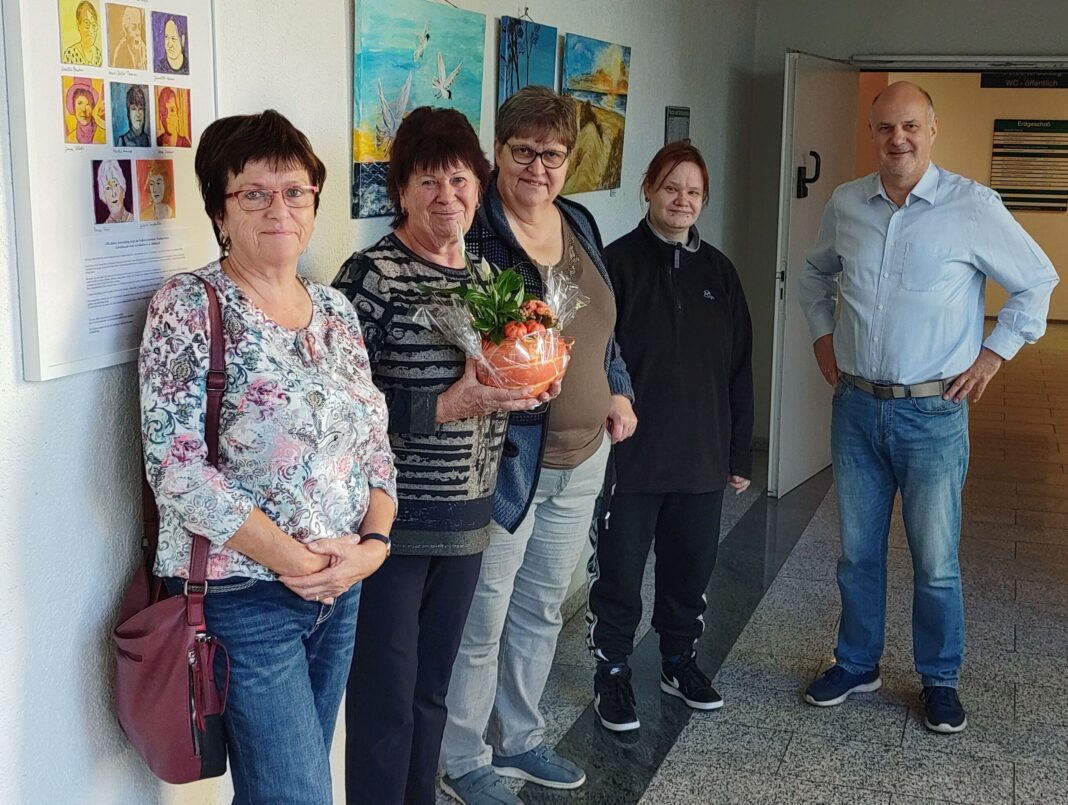 Marlis Amende (2. v. l.) und Mitglieder der Malgruppe bei der Ausstellungseröffnung.