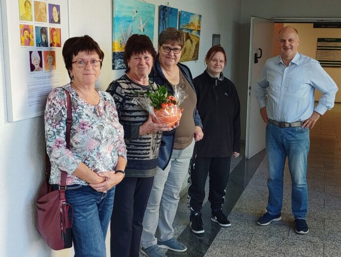 234_2023_-_Ausstellung_LRA_Delitzsch Marlis Amende (2. v. l.) und Mitglieder der Malgruppe bei der Ausstellungseröffnung.