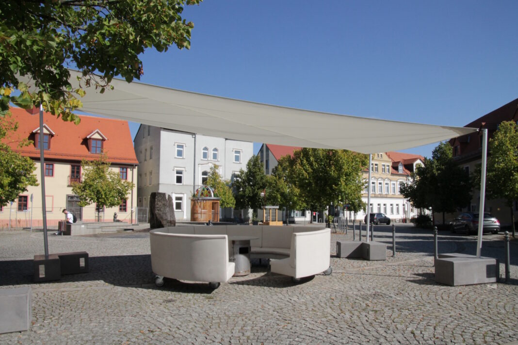 Outdoorsitzmöbel kann man seit Neuestem auf dem Brandiser Markt entdecken.