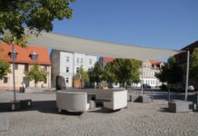 Outdoorsitzmöbel kann man seit Neuestem auf dem Brandiser Markt entdecken.