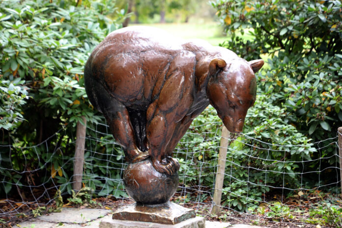 Ansicht der Bronze-Skulptur Br auf der Kugel im Zetkinpark in Leipzig Bronze-Skulptur