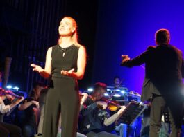 Bei der Spielzeiter&ouml;ffnung am vergangenen Wochenende stellte Anna Burger, die Darstellerin der Titelrolle, mit der Mittels&auml;chsischen Philharmonie und dem Dirigenten Maro Rica bereits einen Ausschnitt aus der &bdquo;P&auml;pstin&ldquo; vor Foto: Christoph Nieder