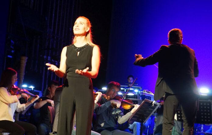 Burger_DSC01179__1_ Bei der Spielzeiteröffnung am vergangenen Wochenende stellte Anna Burger, die Darstellerin der Titelrolle, mit der Mittelsächsischen Philharmonie und dem Dirigenten Maro Rica bereits einen Ausschnitt aus der „Päpstin“ vor Foto: Christoph Nieder