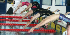  Deutsche Meisterschaft im Finswimming in der Schwimmhalle Mainzer Straße in Leipzig. v.l. Niklas Loßner, Tom Beske, Max Poschart , Justus Mörstedt und Marek leipold beim Start.