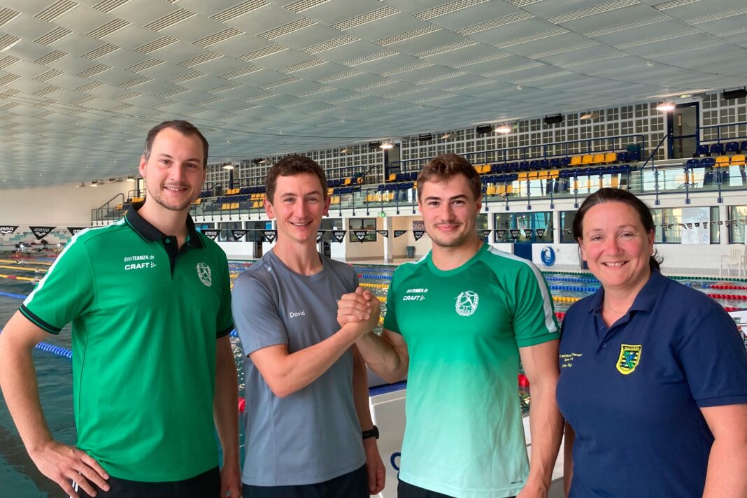 teht nun vor der neuen Karriere als Landesstützpunkt-Trainer: Leipzigs KUlt-Finswimmer Max Poschart (2.v.r.)