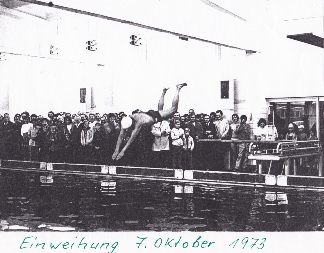 Einweihung der Schwimmhalle im Oktobeer 1973: Robert Euricht springt vom Sprungturm.