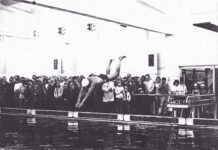 Einweihung der Schwimmhalle im Oktobeer 1973: Robert Euricht springt vom Sprungturm.