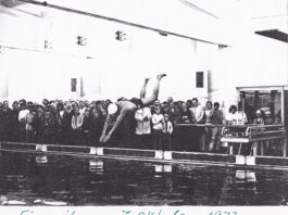 Einweihung der Schwimmhalle im Oktobeer 1973: Robert Euricht springt vom Sprungturm.