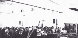 Einweihung der Schwimmhalle im Oktobeer 1973: Robert Euricht springt vom Sprungturm.