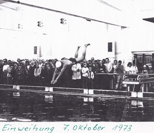 Einweihung der Schwimmhalle im Oktobeer 1973: Robert Euricht springt vom Sprungturm.