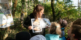 Wildnispädagogin Angela Richter in Aktion
