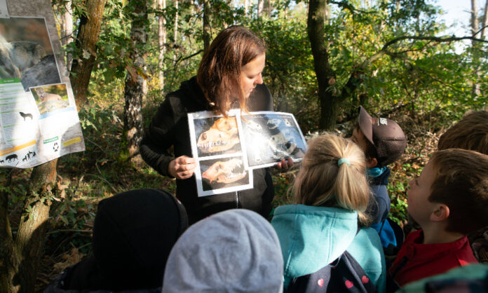 Wildnisp&auml;dagogin Angela Richter in Aktion