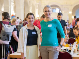 Winnie Wehmeier (l) und Constanze Kreisel, Happy-Birthday-Projekt vom Verein &bdquo;Kinder f&ouml;rdern!&ldquo;.