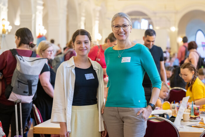Winnie Wehmeier (l) und Constanze Kreisel, Happy-Birthday-Projekt vom Verein &bdquo;Kinder f&ouml;rdern!&ldquo;.