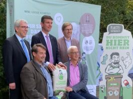 Sie stellten den 20-Liter-Sack "Unser Kompost" zum Startschuss der Aktionstage vor: .: Jens Adam (Gesch&auml;ftsf&uuml;hrer KELL GmbH), Bernd Beyer (Gesch&auml;ftsf&uuml;hrer WEV), LR Henry Graichen, Jens Meissner (Gesch&auml;ftsf&uuml;hrer KELL GmbH), Andr&eacute; Albrecht (Gesch&auml;ftsleiter ZAW, v.l.).