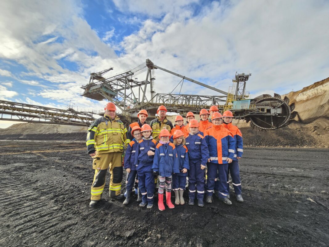 Die Jugendfeuerwehr vor dem Schaufelradbagger.Foto: privat