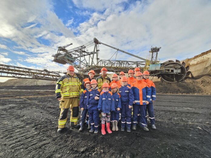 1__2_ Die Jugendfeuerwehr vor dem Schaufelradbagger.Foto: privat