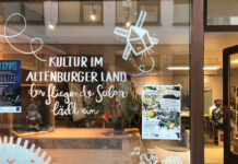 Im Ladengeschäft „Krone zwei – Der Kulturaustauschladen“, zu finden in der Kronengasse 2, finden seit August offene Ateliers mit Künstlerinnen und Künstlern des Studios im Lindenau-Museum statt.