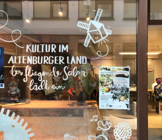 Im Ladengesch&auml;ft &bdquo;Krone zwei &ndash; Der Kulturaustauschladen&ldquo;, zu finden in der Kronengasse 2, finden seit August offene Ateliers mit K&uuml;nstlerinnen und K&uuml;nstlern des Studios im Lindenau-Museum statt.