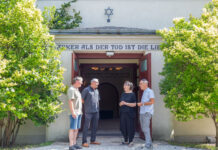 Beim Lokaltermin am Eingang der Trauerhalle am Neuen Israelitischen Friedhof Leipzigs: Historiker Steffen Held, HTWK-Architektur-Professor Ronald Scherzer-Heidenberger, Gemeindemitglied Eta Zachäus und Geotechnik-Professor Ralf Thiele (v.l.).