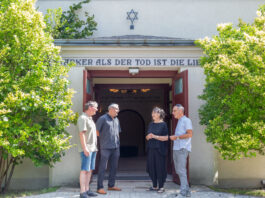 Beim Lokaltermin am Eingang der Trauerhalle am Neuen Israelitischen Friedhof Leipzigs: Historiker Steffen Held, HTWK-Architektur-Professor Ronald Scherzer-Heidenberger, Gemeindemitglied Eta Zach&auml;us und Geotechnik-Professor Ralf Thiele (v.l.).