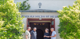 Beim Lokaltermin am Eingang der Trauerhalle am Neuen Israelitischen Friedhof Leipzigs: Historiker Steffen Held, HTWK-Architektur-Professor Ronald Scherzer-Heidenberger, Gemeindemitglied Eta Zachäus und Geotechnik-Professor Ralf Thiele (v.l.).