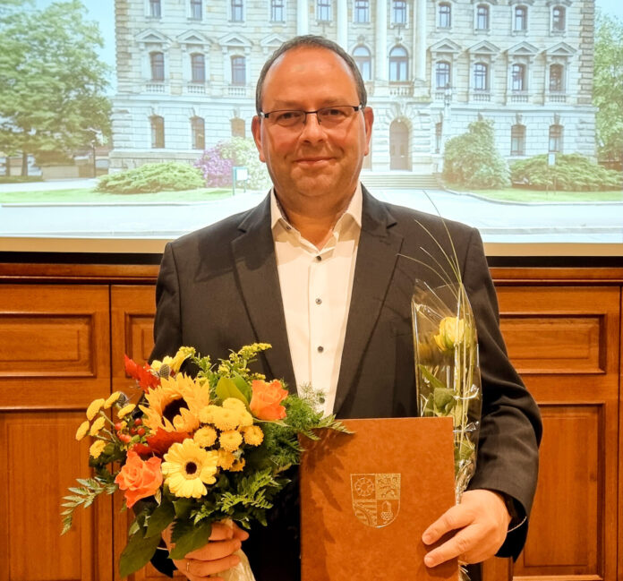 ZFC-Pr&auml;sident Hubert Wolf ist k&uuml;rzlich f&uuml;r seine langj&auml;hrige ehrenamtliche T&auml;tigkeit mit der Goldenen Ehrennadel des Landkreises Altenburger Land ausgezeichnet worden.