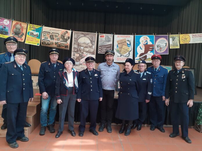 EUST_Gruppenfoto Durfte bei keiner EUST-Börse in Delitzsch fehlen, auch nicht 2022: Das Gruppenfoto der aktiv Mitwirkenden in historischen Eisenbahneruniformen.