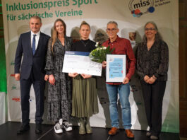 Den Sonderpreis nahmen Wencke Stein und Steffen Brost f&uuml;r den TV Blau-Gelb 90 Bad D&uuml;ben entgegen. Begl&uuml;ckw&uuml;nscht wurden sie von Michael Welsch (l.), Sachsens Landesbeauftragter f&uuml;r Inklusion der Menschen mit Behinderungen, Jurymitglied Natalie Rosanski (2.v.l.) und SBV-Vizepr&auml;sidentin Simone Zimmermann (r.).