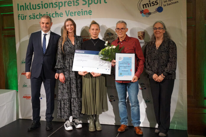 Den Sonderpreis nahmen Wencke Stein und Steffen Brost f&uuml;r den TV Blau-Gelb 90 Bad D&uuml;ben entgegen. Begl&uuml;ckw&uuml;nscht wurden sie von Michael Welsch (l.), Sachsens Landesbeauftragter f&uuml;r Inklusion der Menschen mit Behinderungen, Jurymitglied Natalie Rosanski (2.v.l.) und SBV-Vizepr&auml;sidentin Simone Zimmermann (r.).